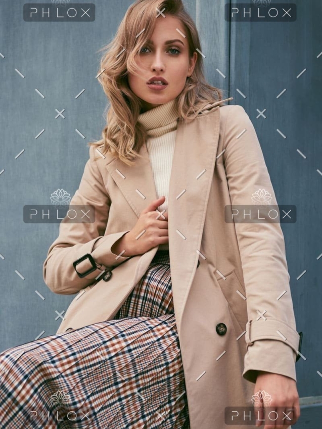 demo-attachment-950-beautiful-serious-casual-blond-girl-in-stylish-7SMDMEX-1